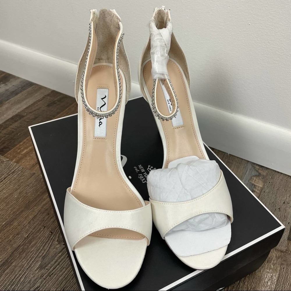 NINA VOLANDA IVORY LUSTER SATIN DRESS SANDALS NWT - Picture 2 of 8